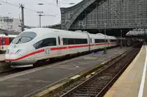 IC im Kölner Hbf, beim Halt wird er gleich mit neuen Lebensmitteln versorgt.
In einigen Minuten verlässt der 403 029-2 Köln über die Hohenzollernbrücke. 30.10.2014