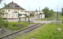 Blick nach Osten am 14.6.09: Der Bahnhof Unterschwaningen lag früher links vom Bahnübergang. Nach der Abstufung zum Haltepunkt baute die Bundesbahn auch auf der anderen Straßenseite einen Bahnsteig, damit die Züge erst nach der Kreuzung halten müssen und die Schranken nicht so lange geschlossen bleiben. 