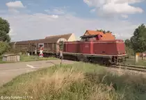 V 100 1365 zog am 31.7.14 die leeren Güterwagen zurück nach Wassertrüdingen. 
Am nördlichen Ortsrand von Maicha fuhr sie dabei „perfekt ins Licht“. 