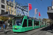 Be 6/8 Combino 301 trägt seit dem 28.10.2014 eine Teilwerbung für das Christmas Tattoo 2014. Hier steht der Wagen an der Haltestelle Bahnhof SBB. Die Aufnahme stammt vom 31.10.2014.