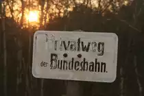 Sonnenuntergang am  Privatweg der Bundesbahn  in Radbruch am 21.03.2011 – zu einem Zeitpunkt, als die Bundesbahn schon seit 6.288 Tagen aufgeh�rt hatte zu existieren. Der dreigleisige Streckenausbau machte dem Schild kurze Zeit sp�ter den Garaus.
