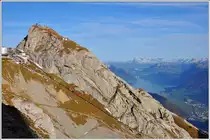Bergstation Pilatus Kulm mit Esel 2118m, Vierwaldstätter- und Alpnachersee und ganz im Hintergrund der Alpstein mit Säntis, sowie die Glarner Alpen. (02.11.2014)