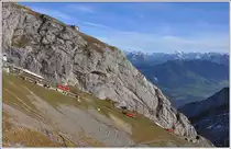 Bis zu fünf Wagen fahren auf Sicht hintereinander her. Drei davon sind hier zwischen Fleimentunnel un der Bergstation Pilatus Kulm unterwegs. (02.11.2014)