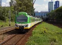 Privatbahnen in Polen: Sehr abwechslungsreich präsentiert sich zur Zeit noch der Fahrzeugpark der Koleje Mazowieckie.
Modernisierter EN 57 AKM-1646 ra 2 120 403-2 in Warschau am 15. August 2014.  
Foto: Walter Ruetsch