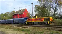Mit einen Kalkleerzug am Haken fährt die Mak G1206 aufs Gegengleis in Richtung Abzweig Tiefenbroich um ins Angerbachtal zu gelangen. Hier zu sehen bei der Durchfahrt in Lintorf-Ratingen am 28.Okt.2014.