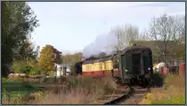Pünklich um Elf macht sich der Sonderzug der ZLSM von Simpelveld aus auf nach Valkenburg (NL). Hier ein Nachschuß vom Bahnsteig aus bei der Ausfahrt am 19.10.2014.