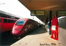 Als mein erstes Bild hier, gleich etwas seltenes :-)
Thalys 4343 als Ersatzzug für ICE 638  Alster-Kurier  (angezeigt als IC) am 18.06.1998 im Bahnhof hamburg Altona