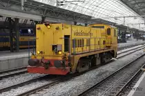 Eine sehr interessante Diesellok rangierte am 28.10.2014 im Centraal Bahnhof in Amsterdam.  Show Train  VST 07-2 hört auf den Namen José.
Die Lok ist vorn und hinten mit einer dicken Kamera ausgestattet und prüft damit vermutlich die Gleislage bzw. zeichnet diese auf. Als Ursprung tippe ich auf die ehemals weit verbreitete Diesellok Baureihe 22 der NS. Wer mehr dazu sagen kann, kann es gerne ergänzen oder korrigieren.
