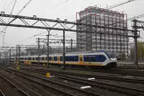 ET 2602 fährt am 28.10.2014 als Doppeleinheit in Amsterdam Centraal ein.