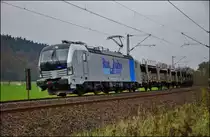 193 810-9 -Railpool- der Rurtalbahn zu sehen mit einen leeren Autozug bei Hermannspiegel am 28.10.14.
