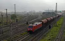 152 127 schleppte am 26.10.14 einen Schwenkdachwagenzug vorbei am Rangierbahnhof Halle(S) Richtung Bitterfeld/Köthen. Im Hintergrund ist der Baufortschritt zum künftigen neuen Rbf Halle(S) zu erkennen.