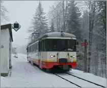 Mitten im Wald liegt die Haltestelle Les Frêtes, wo gerade der CMN BDe 4/4 N° 5, von Le Locle kommend, hält.
18. Jan 2010