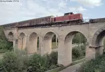 Am 31.7.14 war V 100 1365 mit dem  Henkelzug  nach Wassertrüdingen auf dem Viadukt zwischen Unter- und Oberwurmbach. (Blick Richtung Südosten)
