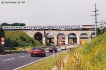 Die V 218 erregte am 28.7.90 mit dem Radltour-Zug des Bayerischen Rundfunks über der Bundesstraße B 466 Aufsehen: Es war es der erste „richtige Zug“, der seit der Einstellung des Personen- und Güterverkehrs 5 Jahre zuvor über das Viadukt fuhr.