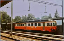 Der WM BDe 4/4 N° 2 wartet mit einem DB Gs und einem SBB Gms als Regionalzug 4928 am 25. Juli 1984 auf die Abfahrt nach Fahrwangen Meisterschwanden. Die 8.23 lange Wohlen - Meisterschwanden Bahn wurde am 17. Dez. 1916 eröffnet und mit 1000 -1200 Volt Gleichstrom betrieben. Eine Umstellung auf Wechselstrom am 18. März 1966 brachte der nicht gerade florierenden Bahn auch nicht den erhofften Aufschwung, so dass sie schliesslich am 31. März 1997 eingestellt wurde. 
(Fotografiertes Analog-Bild)