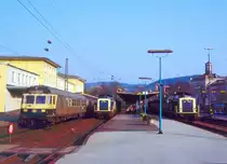 Hochbetrieb in Iserlohn mit Nahverkehrszügen nach Unna, Letmathe und Dortmund am 31.03.1989.