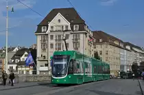 Der erste Flexity 5001 ist seit dem 10.11.2014 auf der Linie 8 im Einsatz. Auf dieser Aufnahme überquert der Flexity die Mittlere Rheinbrücke. Die Aufnahme stammt vom 11.11.2014.