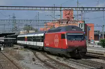 Re 460 048-2 durchfährt den Bahnhof Muttenz. Die Aufnahme stammt vom 22.09.2014.