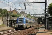 27629 mit TER 871644 Toulouse Matabiau-Brive la Gaillarde auf Bahnhof Gourdon am 24-6-2014.