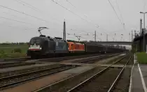Die 182 537-8 ``ETCS-Trainguard`` von TXL und 189 821-1 Locon fahren am 11.11.2014 mit Schiebeplanwagen durch den Bahnhof Kirchstetten Richtung Linz.