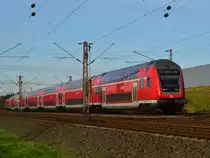 Ein von 146 011 geschobener RE5 kommt mir am Sonntag den 9. November 2014 in Langenfeld Berghausen vor die Linse, er ist hier von Emmerich kommend auf dem Weg nach Koblenz.