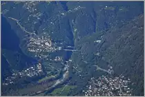 Vom Hausberg Cardada von Locarno gleitet der Blick Richtung Centovalli, wo bei Intragna der FART Regionalzug 308 gerade die Isorne-Brücke befährt.
(26.09.2014)