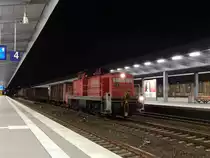 294 852-9 stand am 7.11 gegen 22 Uhr im Essener HBF und fährt gleich mit ihren kurzen Güterzug wieder in Richtung Bochum oder Gelsenkirchen. Kurz zuvor kam sie von Bochum oder Gelsenkirchen und fuhr kurz danach weiter nach Gelsenkirchen oder Bochum.

Essen 07.11.2014