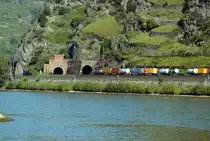Güterzug bei der Einfahrt in den  Roßbergtunnel  (rechtsrheinisch gegenüber Oberwesel) - 17.09.2014