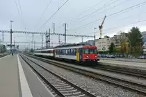 Nachdem der RBe 540 043-7 zwei Bpm61 Refit, 61 85 20-90 239-5 und 61 85 20-90 238-7, in Buchs SG abgeholt hat, f�hrt der Leermaterialzug nun zur�ck nach Z�rich, im Bild bei Durchfahrt in Pf�ffikon SZ, 11.11.2014.