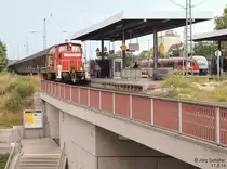 Eine Stunde später hatten sich die Gewitterwolken ohne Regen verzogen. 363 661 stand inzwischen abfahrbereit vor dem „Henkelzug“ in Gunzenhausen. Am rechten Bildrand wartete 642 590 als RB nach Pleinfeld auf seine Abfahrtszeit.