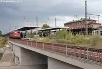 139 287 hatte am 17.6.14 den „Henkelzug“ aus Monheim im Rheinland nach Gunzenhausen gebracht. In Gleis 5 wartete sie unter Gewitterwolken auf den Fahrzeugtausch mit der Diesellok aus Wassertrüdingen.