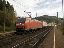 185 178 befördert den DB-Schenker Aufliegerzug am 11.11.2014 über den Frankenwald  