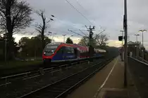 Die Euregiobahn (RB20) kommt aus Langerwehe-Stolberg-Altstadt nach Heerlen(NL) aus Richtung Aachen-West,Laurensberg,Richterich und hilt in Kohlscheid und fährt in Richtung Herzogenrath. 
Bei Sonne und Regenwolken am Morgen vom 11.11.2014.