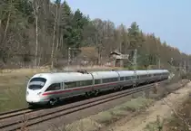 411 011 als ICE 1189 (Hamburg-Altona–M�nchen Hbf) am 02.04.2011 zwischen Unterl�� und Eschede