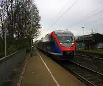 Die Euregiobahn (RB20) kommt aus Heerlen(NL)-Stolberg-Altstadt-Düren und kommt die Kohlscheider-Rampe hoch aus Richtung Herzogenrath und hält in Kohlscheid und fährt in Richtung Richterich,Laurensberg,Aachen-West.
 Bei Sonne und Regenwolken am Morgen vom 11.11.2014.