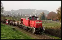 294574 mit einem Leerzug zum Stahlwerk in Georgsmarienhütte am Ortsrand von Holzhausen am 12.11.2014. Im Hintergrund im Dunst ist die Klosterkirche in Holzhausen zu erkennen.