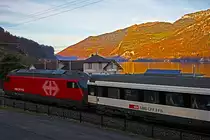 Die Re 460 091-2 schiebt kurz nach Sonnenaufgang einen Ic von Zürich HB nach Chur rauf.Hier festgehalten bei der Vorüberfahrt vor dem Seeerestaurant zur Brauerei in Mühlehorn.Auf dem sonnenbeschienenen Hang gegenüber ist Amden zu erkennen.Bild vom 14.11.2014 