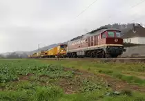 DGT 232 223-8 mit langem Bauzug in Fahrtrichtung Norden. Aufgenommen am 16.11.2013 in Ludwigsau-Friedlos.