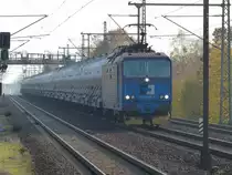 Bei viel Dunst in der Luft fährt am 14.11.2014 CD Cargo 372 009 mit einen Ganzzug durch Dresden-Strehlen.