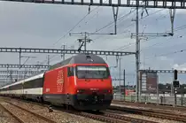 Re 460 081-3 durchfährt den Bahnhof Muttenz. Die Aufnahme stammt vom 21.09.2014.