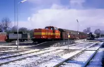 Østbanen: Diesellok M 10 (MaK 650D, Baujahr 1958, ex-KBE V 17) mit zwei B-Wagen (ex-DSB Cl) Bahnhof Hårlev am 22. April 1981.