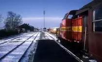 Østbanen: Diesellok M 10 (MaK 650D, Baujahr 1958, ex-KBE V 17) u.v.m. Bahnhof Hårlev am 22. April 1981.