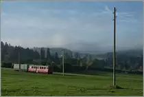 Die Nacht ist gewichen, Morgennebel lümmelt noch rum und am Himmel ein paar Wolken, die sich nicht entscheiden können, ob sie ihrem Tief nachziehen sollen. Und mitten drin schleppt der ex RhB ABe 4/4 641 und jetztige CJ Bef 4/4 641 einen Müllwagen durch den Jura. Das Bild entstand am 11. Oktober 2010 bei La Cibourg. 

