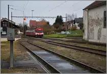 Bonfol, die Endstation der CJ; früher bestand eine Verbindung nach dem im Elsass gelegen Altkirch an der Strecke Mulhouse - Belfort. 
Im Bahnof wartet der CJ Regionalzug 26452 bestehend aus dem ex EBT/VHB/SMB BDe 4/4 222 (UIC 94 85 7 566 222-6) mit dem Bt 50 85 80 35 922-4 auf die Abfahrt.
17. Nov. 2014
