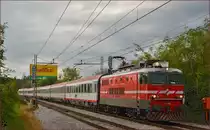 SŽ 342-022 zieht EC158 'Croatia' durch Maribor-Tabor Richtung Wien. /21.10.2014