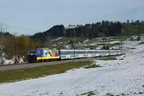 Re 456 092-6 zieht am 09.11.2014 den VAE 2414 die letzten Meter die Steigung Richtung Altmatt hinauf. Aufgenommen bei Biberbrugg.