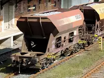 Faccs 31816992086-1; wartet beladen mit Gleisschotter am Bhf. Ried auf die Fahrt zur Baustelle; 141003