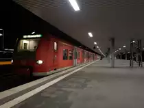 426 025-3 stand mit einem weiteren 426er und einem 425er als RE2 nach Münster am Abend des 8. November 2014 im Essen HBF.

Essen 08.11.2014