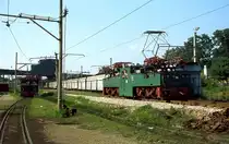 Im Sommer 2005 rangiert Lok 18 des Kohlebergwerkes Kolubara (Typ EL 3 LEW Hennigsdorf) im Werkbahnhof Vreoci