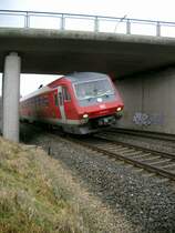 Pendolino, aufgenommen am 20.11.2006  10.59 Uhr, bei der Einfahrt in den Bahnhof Neusorg (Richtung N�rnberg - Hof), bei KM  112,4 .
Das Bild ist von der ganz nah vorbeilaufenden Stra�e (An der Point) aus gemacht.
Durch den geraden Br�ckenpfeiler kann man hier sehr gut erkennen, wie sich der Pendolino in die Kurve legt, und so seinem Namen alle Ehre macht.
Mfg  Arnold  Braun